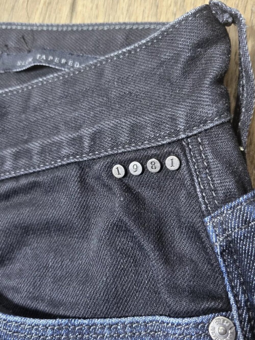 Guess "Black and Blue" concept, two-tone blue jeans - Picture 3 of 10